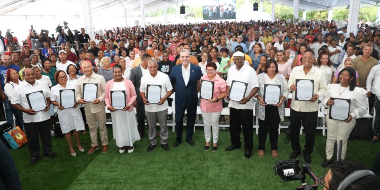Presidente Abinader entrega 2,100 títulos de propiedad en La Guáyiga, Pedro Brand
