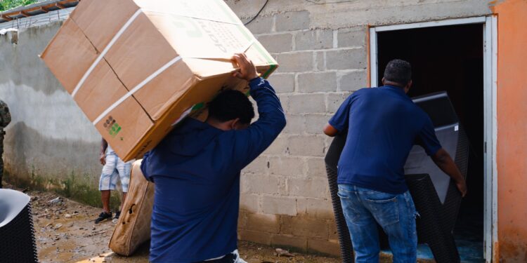 Gobierno entrega enseres del hogar a familias afectadas por inundaciones en Dajabón, Valverde y La Altagracia