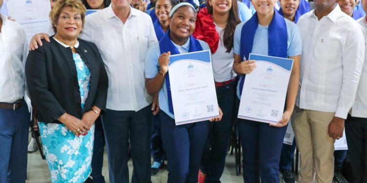 CTC lanza programa Robótica Educativa para fomentar creatividad e innovación en estudiantes&nbsp;Isidro Torres agregó que el diseño del contenido y las actividades del programa de robótica educativa está segmentado según edades y niveles de conocimiento, por tanto, niños, jóvenes y adultos harán su entrada al mundo de la programación de forma intuitiva a través del lenguaje de programación visual.&nbsp;&nbsp;Santo Domingo Norte.-&nbsp;Los Centros Tecnológicos Comunitarios (CTC) lanzaron su novedoso e innovador programa “Robótica Educativa”, que permitirá a los estudiantes adquirir habilidades en programación, en la resolución de problemas de forma práctica y a trabajar en equipo en la era digital.&nbsp;Isidro Torres, director del CTC, resaltó que el nuevo programa de robótica educativa impartido de manera gratuita tiene como objetivo fomentar el pensamiento computacional de los estudiantes y mejorar las habilidades de colaboración, reforzando su sistema de aprendizaje, contribuyendo así a la transformación digital y nuevas oportunidades para las comunidades más vulnerables.&nbsp;Torres agregó que el diseño del contenido y las actividades del programa de robótica educativa está segmentado según edades y niveles de conocimiento, por tanto, niños, jóvenes y adultos harán su entrada al mundo de la programación de forma intuitiva a través del lenguaje de programación visual.&nbsp;El anuncio del programa fue dado a conocer en el contexto de la Semana Global de Emprendimiento en el Politécnico Aragón del municipio Santo Domingo Norte ante cientos de estudiantes y maestros, cuyo método de enseñanza está amparado en la metodología STEAM (Ciencia, Tecnología, Ingeniería y Matemáticas) que se basa desarrollar proyectos prácticos situaciones comunitarias reales.&nbsp;En tanto que la encargada de emprendimiento de los Centros Tecnológicos Comunitarios Donaty Baldera, explicó que esta jornada esta fundamentada en la introducción y desarrollo de la Robótica Educativa, en la que se desarrollan una variedad de actividades diseñadas para fomentar el aprendizaje y el desarrollo integral.&nbsp;Baldera ponderó que los CCTC lo que busca con el programa “Robótica Educativa”, es formar creadores, innovadores y científicos que ayuden al desarrollo del país, y para afianzar ese proceso,&nbsp; impactarán en los centros educativos que visiten a nivel nacional enseñando a los estudiantes a diseñar y construir robots que facilitan la vida en una sociedad moderna, según la edad de los alumnos.&nbsp;Añadió que la implementación del programa de robótica educativa contempla la ampliación de los espacios Maker de los CTC, un entorno de aprendizaje activo que promueve la creatividad y la experimentación y que permite que los estudiantes desarrollen habilidades técnicas y blandas.&nbsp;Otra novedad presentada por CTC es la Certificación en Emprendimiento, libre de costo para sus estudiantes, avalada por Cisco Networking Academy, socio estratégico en el uso de sus plataformas y recursos educativos.&nbsp;Los Centros Tecnológico Comunitarios (CTC) tienen como misión democratizar el acceso a la tecnología y fomentar el desarrollo integral en comunidades vulnerables mediante programas educativos enfocados en el aprendizaje práctico, la creatividad y la innovación tecnológica.&nbsp;Durante la actividad estuvieron presentes, Lucrecia Santana Leyba, gobernadora provincial Santo Domingo, Betty Gerónimo, alcaldesa del municipio Santo Domingo Norte, Martín Feliz, encargado departamento emprendimiento Politécnico Aragón, Júnior Muñoz, diputado de la provincia de Santo Domingo, Edward Rosario Díaz y Berni Mambrú, regidores de Santo Domingo Norte,Luís Vázquez, coordinador de la zona metropolitana de los CTC, Limber Feliz, Gestor CTC Guaricanos, entre otros.