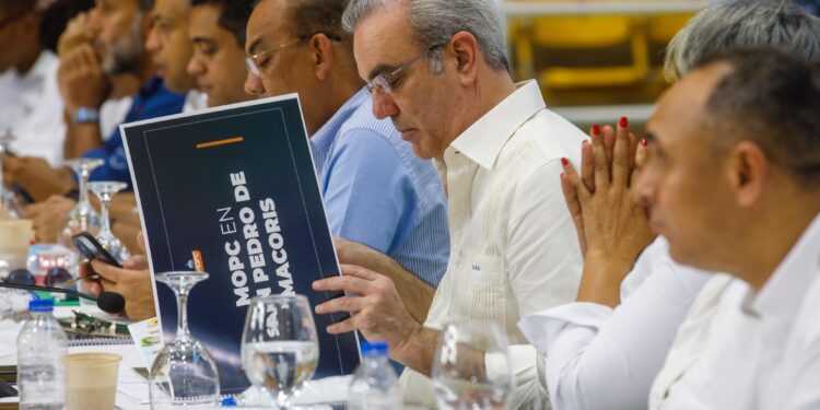 Presidente Abinader se reúne con organizaciones comunitarias en San Pedro de Macorís y destaca proyectos claves para desarrollo de esa provincia