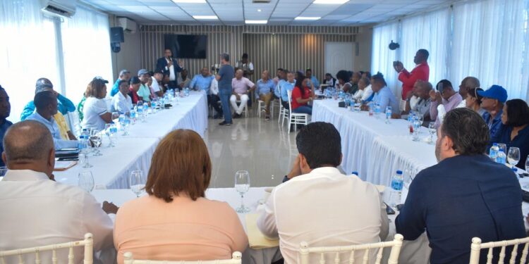 Alcalde Nelson de la Rosa media entre comunitarios y Director de Inapa
