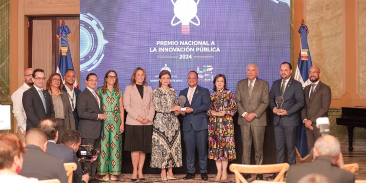 Gobierno reconoce la innovación de tres instituciones del sector público