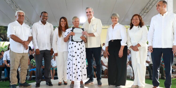 Presidente Abinader entrega 394 nuevos certificados de título de propiedad en Ramón Santana, San Pedro de Macorís