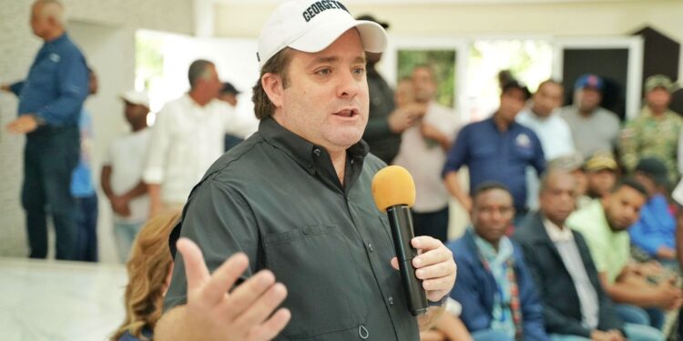 Ministro Paliza recorre zonas afectadas en Cabarete por lluvias; dispone de un gran operativo para auxiliar a la población