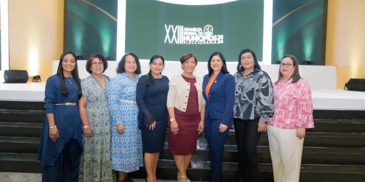 Alcaldesa de La Vega, Amparo Custodio, participa en la Asamblea General de Municipios de Fedomu y la LMD.