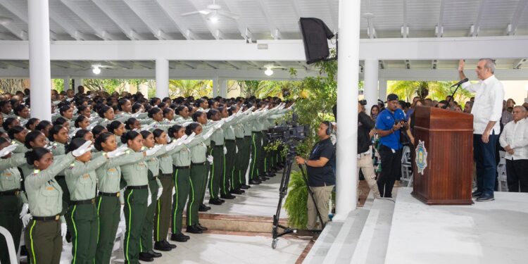Presidente Abinader encabeza graduación histórica de los primeros 1,016 policías formados bajo la reforma policial