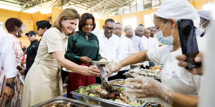 Raquel Peña celebra el inicio de la Navidad en Monte Plata junto a más de 1,200 comunitarios
