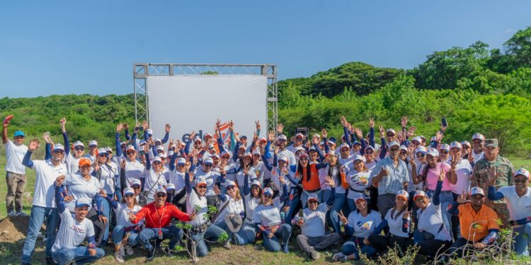 Edesur siembra 2,000 plantas en jornada de reforestación en San Cristóbal