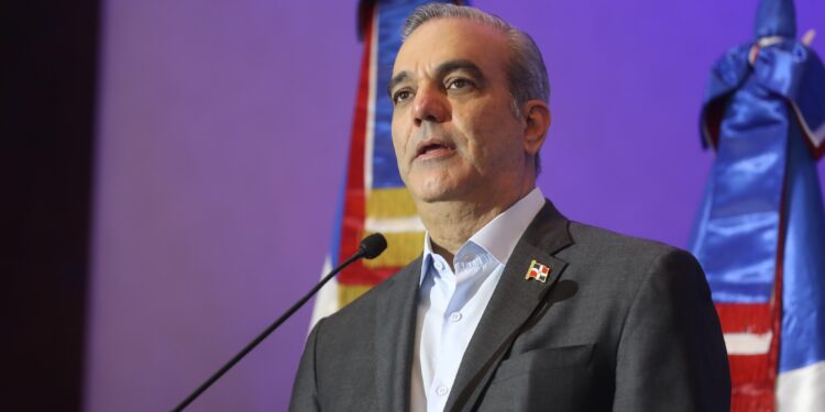 Presidente Abinader anuncia programa «Tú Firma Es Tu Garantía», dedicado a mujeres microempresarias con una primera partida de RD$1,000 millones