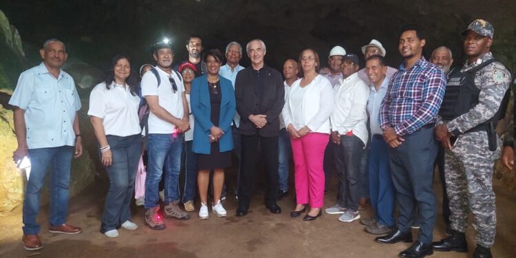 Autoridades recorren Cuevas del Pomier acompañados de experto internacional