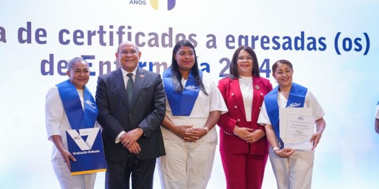 INFOTEP celebra graduación extraordinaria de 335 egresados como auxiliares de enfermería
