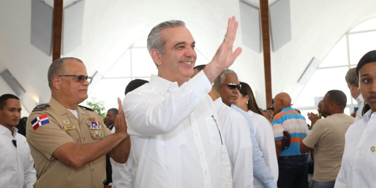 Presidente Abinader instruye cobertura de seguro de salud en 100% para miembros pensionados de las Fuerzas Armadas