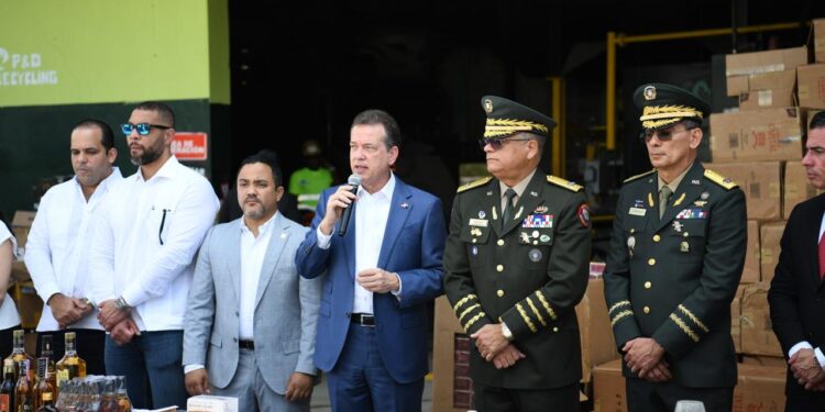 Ministro Ito Bisonó encabeza incineración de más de 7 millones de unidades de mercancías ilícitas