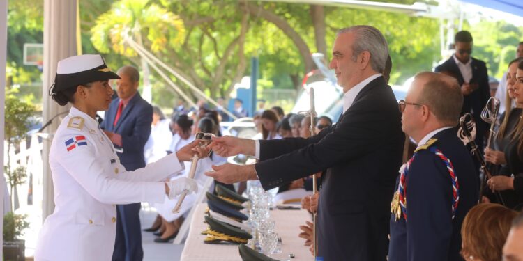 Presidente Abinader encabeza graduación de 29 cadetes de la Fuerza Aérea en Ciencias Aeronáuticas