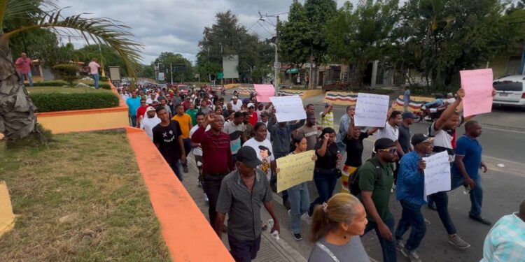 REPRESENTANTES DE JUNTA DE VECINOS Y ASOCIACIONES DE LA SECCIÓN&nbsp;BORBÓN, DE SAN&nbsp;CRISTÓBAL, REALIZAN CAMINATA PACIFICA HACIA LA GOBERNACION