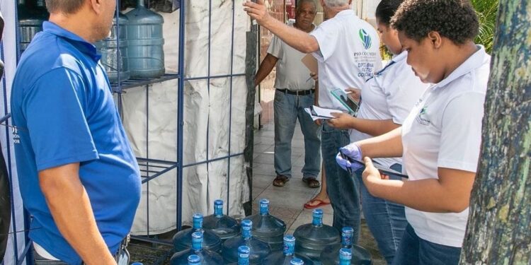 Pro Consumidor decomisa cientos de botellones de agua que estaban expuestos a los rayos del sol