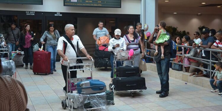Aduanas incrementa un 30 % la gracia navideña para dominicanos en el exterior