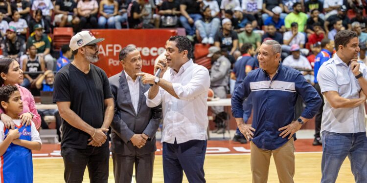 Ministro Kelvin Cruz anuncia aporte de un millón de pesos para el baloncesto de SFM