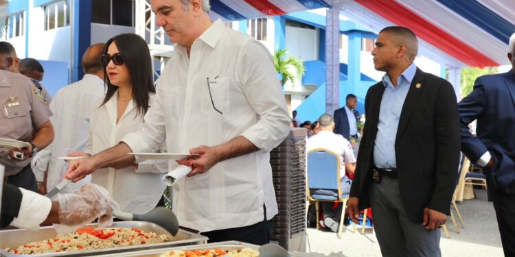 Presidente Abinader almuerza con miembros del ERD y PN