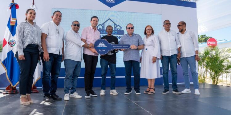 Gobierno dignifica la vida de otras 50 familias vulnerables con la entrega de casas en Barahona