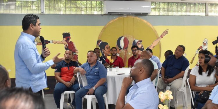 Ministro Kelvin Cruz entrega bonificación navideña entrenadores alto rendimiento.