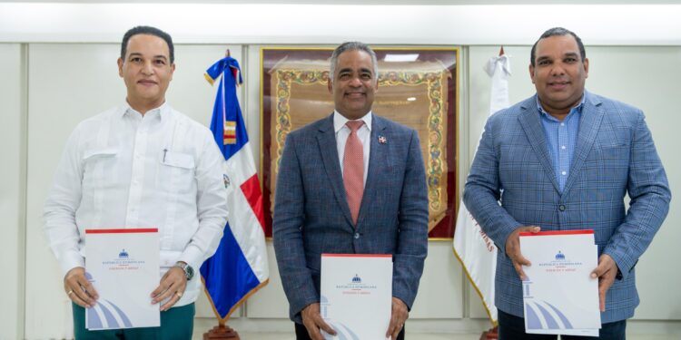 Energía y Minas formaliza entrega a la CNE de equipos de monitoreo para radiación ionizante donados por el OIEA