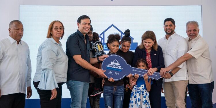 Gobierno entrega 50 viviendas y cumple el sueño de familias damnificadas por el huracán Georges en San Cristóbal