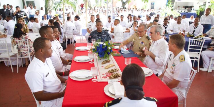 Presidente Abinader almuerza con miembros de la Armada y la Fuerza Aerea de la República Dominicana