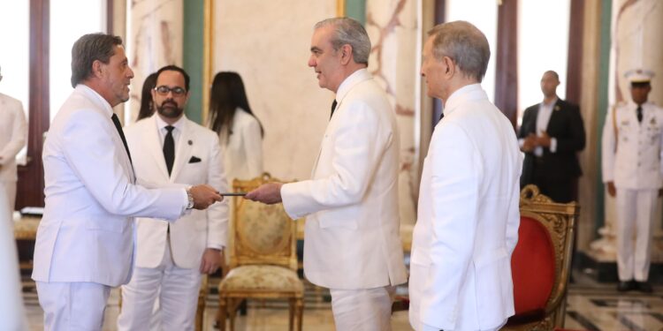 Presidente Abinader recibe cartas credenciales de siete nuevos embajadores en el país