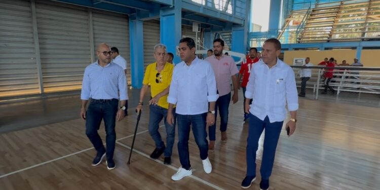 Ministro Kelvin Cruz supervisa trabajos en multiuso Garibaldi Almonte en Cotui