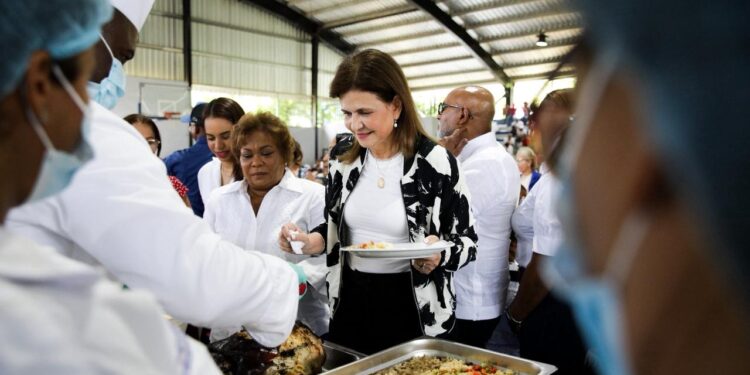 “Las madres son el alma de cada hogar”, afirma Raquel Peña en almuerzo con mujeres de SDN