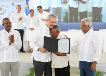 Presidente Abinader entrega más de 800 títulos de propiedad a familias de los municipios de Santo Domingo Este y Oeste