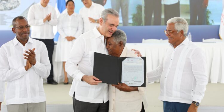 Presidente Abinader entrega más de 800 títulos de propiedad a familias de los municipios de Santo Domingo Este y Oeste