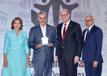Presidente Abinader recibe reconocimiento de Hábitat para la Humanidad RD por su compromiso con la transformación de los hogares dominicanos