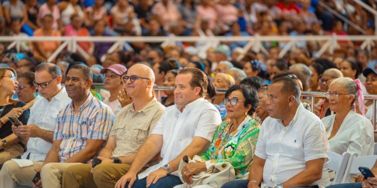 Miles de madres celebran una tarde llena de alegría en Puerto Plata junto a Paliza