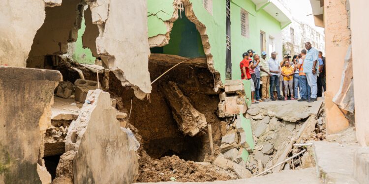 Alcaldesa Betty Gerónimo inspecciona zona afectada por derrumbe en Guaricanos
