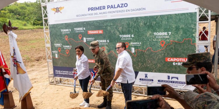 Ministros de la Presidencia y de Defensa dan primer palazo para iniciar segunda fase de la verja perimetral fronteriza en Dajabón