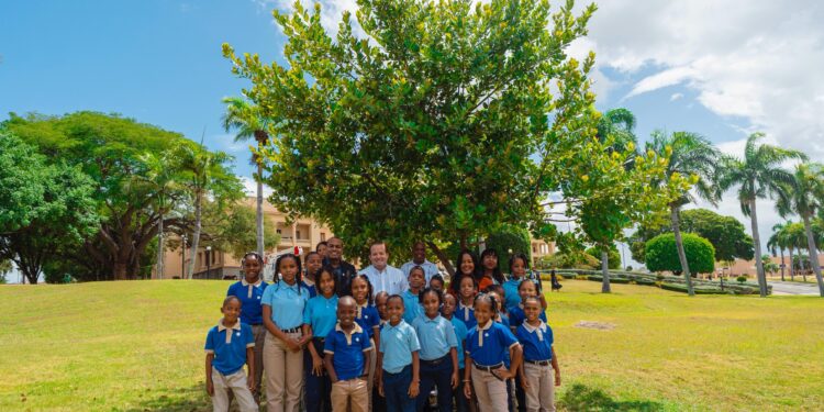 Paliza celebra Día del Medio Ambiente junto a niños de San Cristóbal en Palacio; destaca legado de Jorge Mera