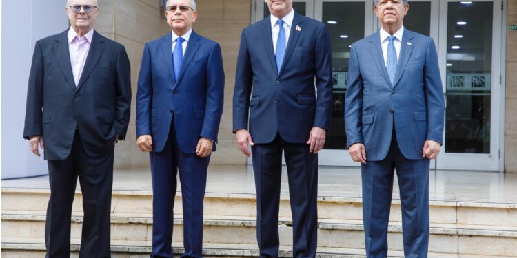 Presidente Abinader visitará al expresidente Danilo Medina para continuar el diálogo sobre la crisis haitiana