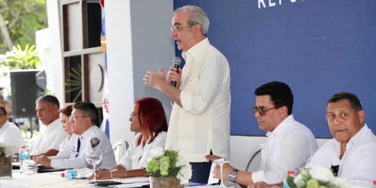 Presidente Abinader llama habitantes de Samaná a unirse junto al gobierno por el desarrollo y progreso de la provincia