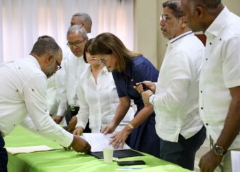 Vicepresidenta Raquel Peña encabeza encuentro con productores de mango, en Peravia
