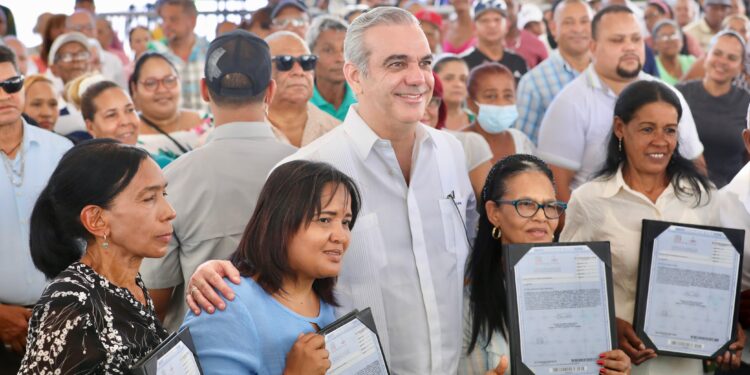 Presidente Abinader sigue entregando títulos de propiedad a familias necesitadas