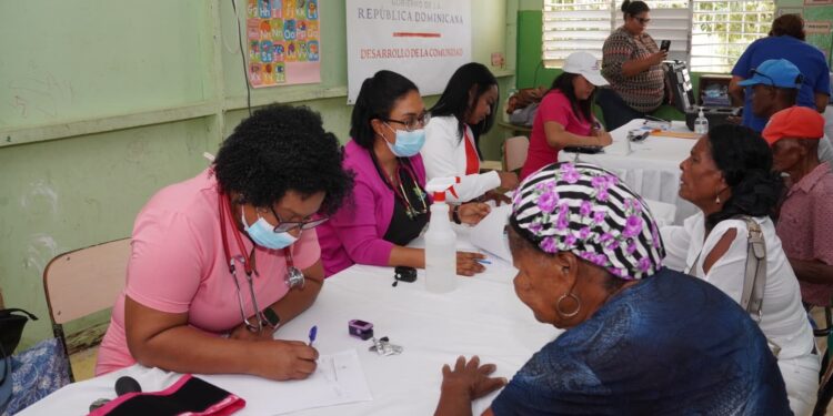 Desarrollo de la Comunidad lleva jornada asistencial con telemedicina al municipio Comendador