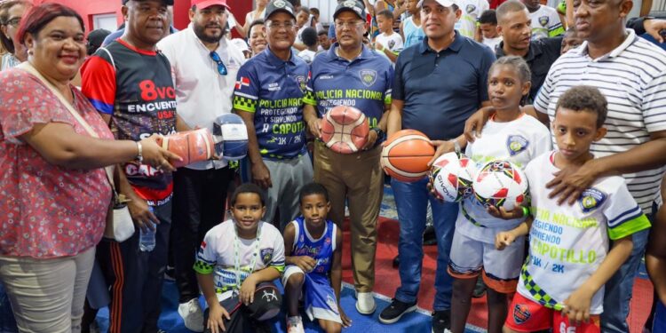 Policía Nacional realiza integradora y amigable visita a Capotillo y reafirma compromiso de preservar seguridad