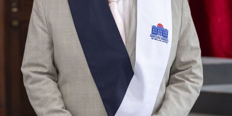 Bellas Artes rinde homenaje a Giovanny Cruz Durán y lo declara Estudiante de Honor de la ENAD