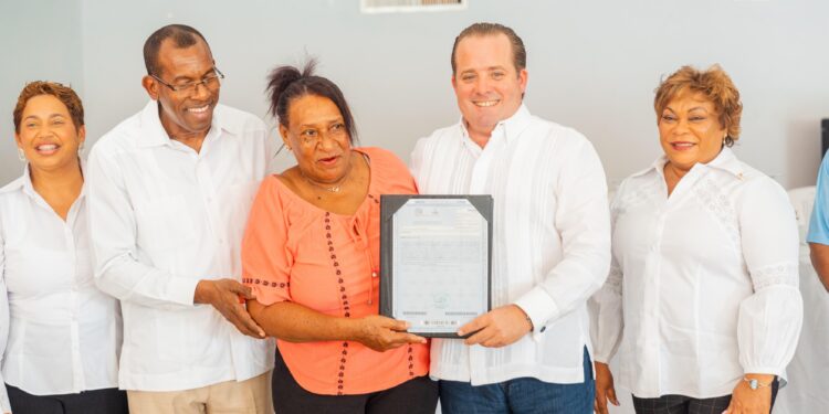 Ministro Paliza encabeza entrega de 341 títulos de propiedad en El Café de Herrera