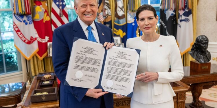 Embajadora María Isabel Castillo Báez presenta cartas credenciales al presidente Donald Trump