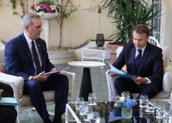 Presidente francés Emmanuel Macron manifiesta interés de su gobierno en financiar el tren metropolitano de SD y el plan integral de transporte del GSD