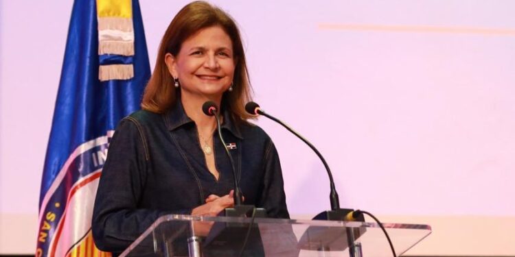 ”Cuando una mujer da un paso al frente, toda la nación avanza”, dice Raquel Peña en conferencia sobre liderazgo