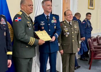 Ministro de Defensa fortalece lazos estratégicos en Washington y recibe importante reconocimiento internacional